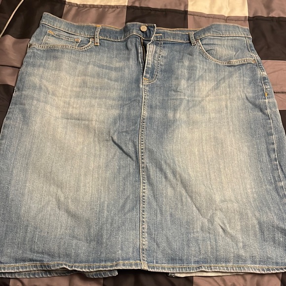 Old Navy Dresses & Skirts - Old Navy denim skirt 18